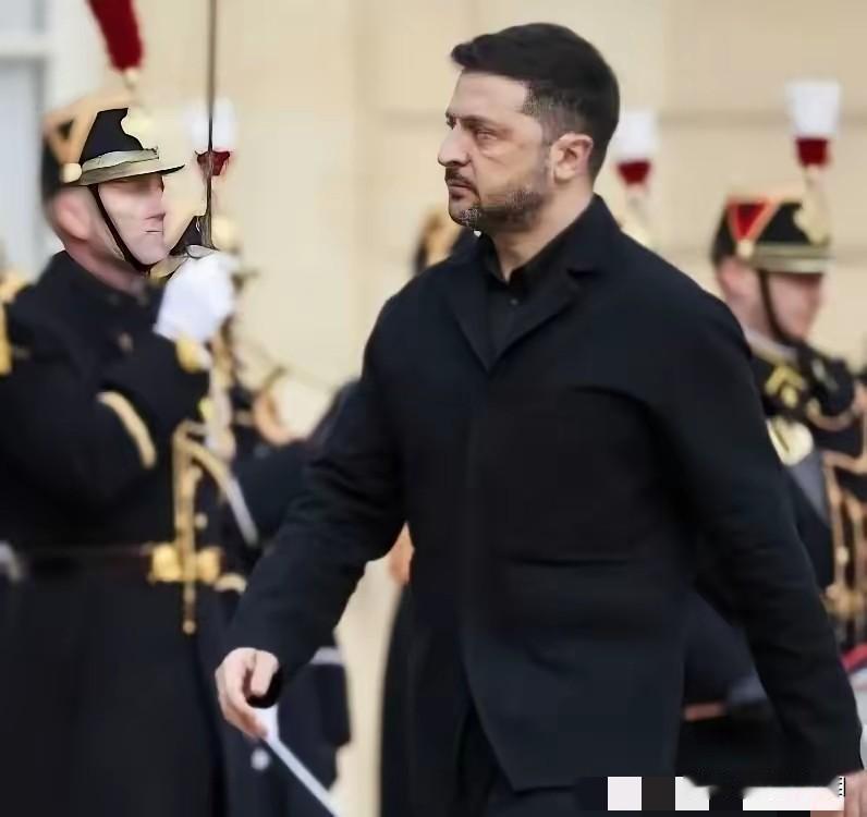 我刚注意到泽连斯基在巴黎访问时又提“防止俄罗斯第三次入侵”，这话听着硬气，但细品