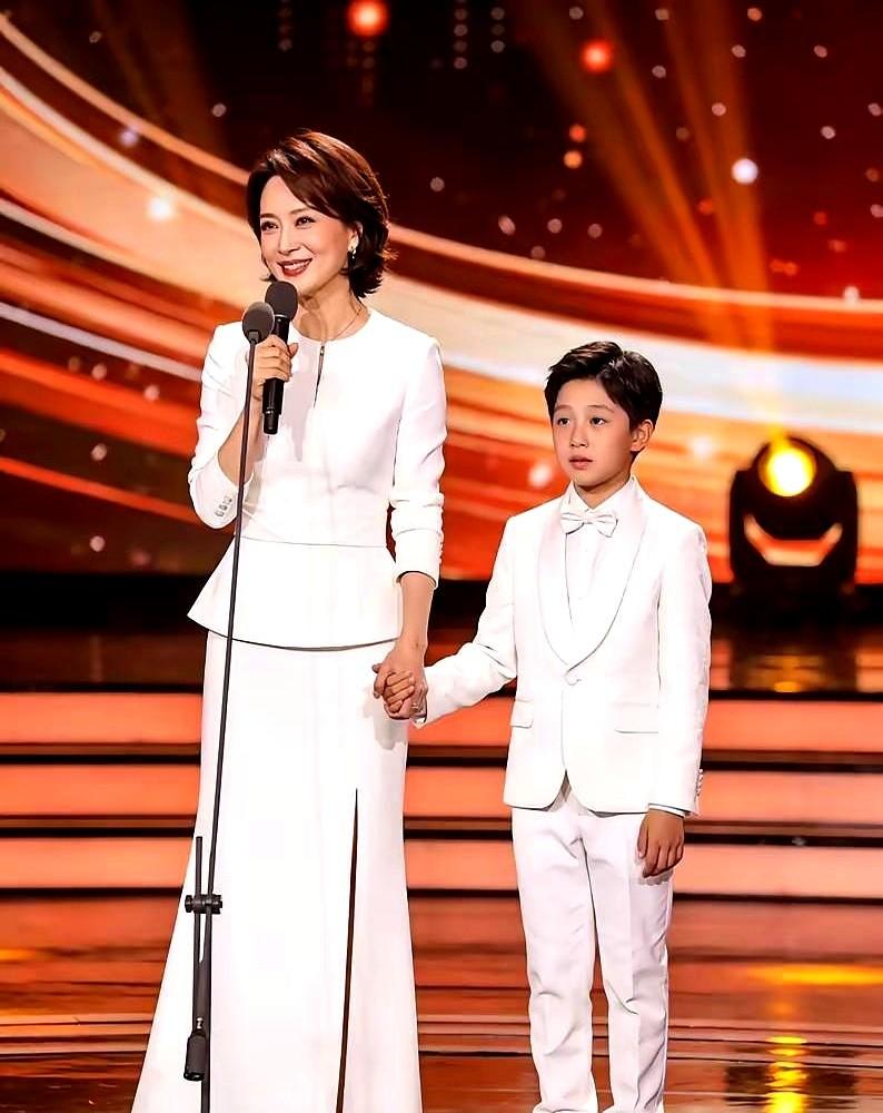 51岁的董卿，不为亿万观众。

她只为台上的那个11岁男孩。

六一节前，学校的