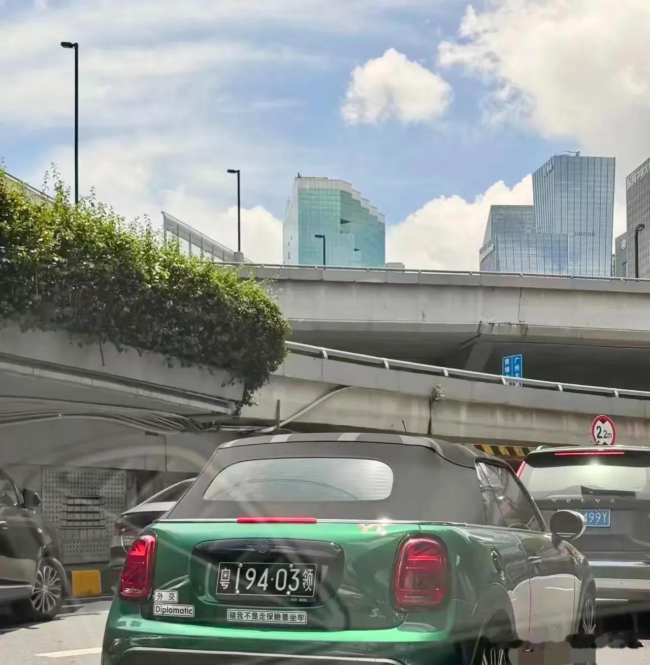 在广州街头，看到一辆粤I的车，车尾贴了一行字“碰我不是走保险要坐牢”！

粤I是