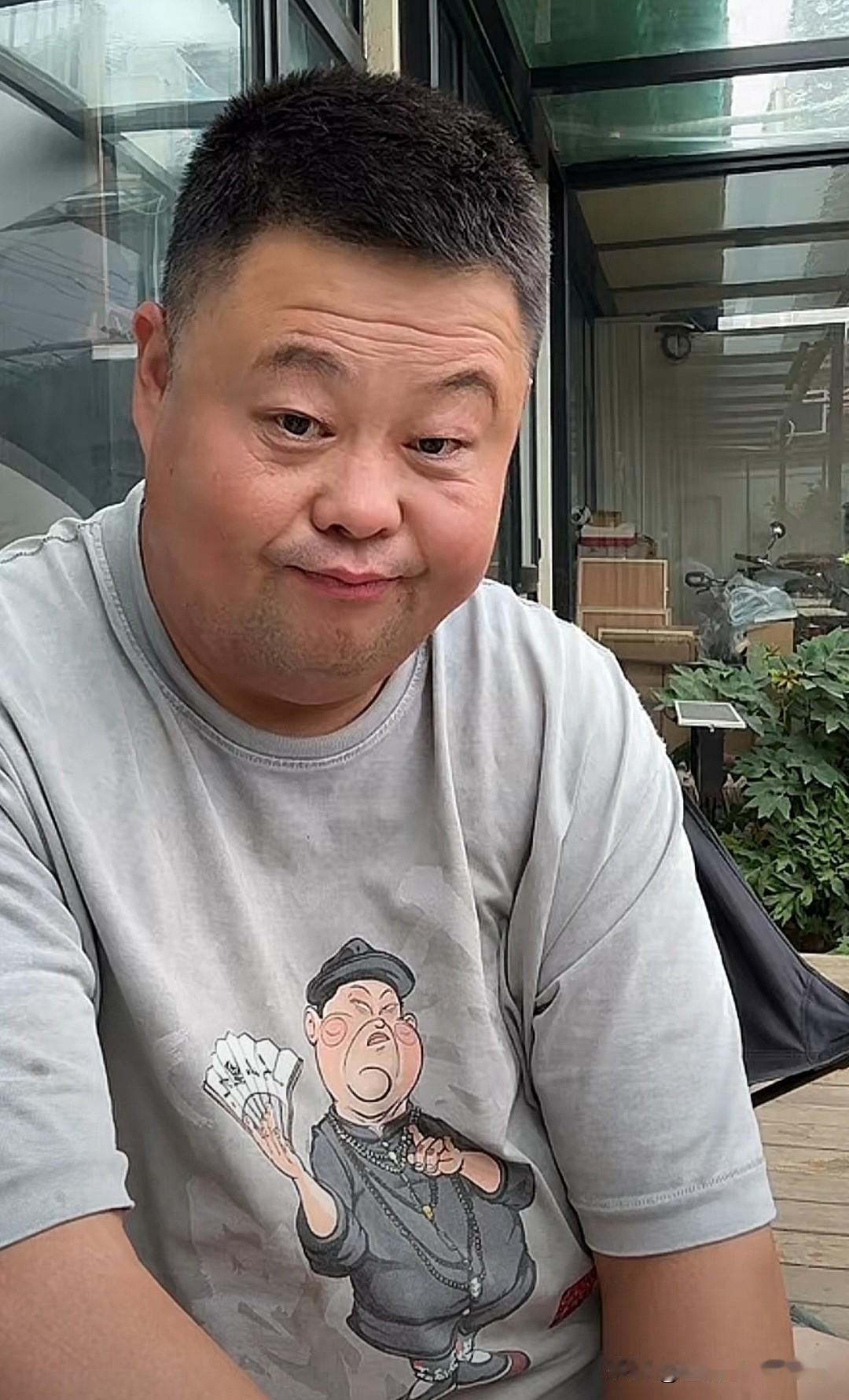你也刷到过他的视频内容了吗？

集豫剧京剧歌剧，文玩国画等一体，这个劳忍腰，九里