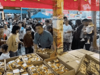 商家为啥扔月饼？
​从小到大没见过这场面，大街上，商家把几十箱月饼摆在地上，旁边