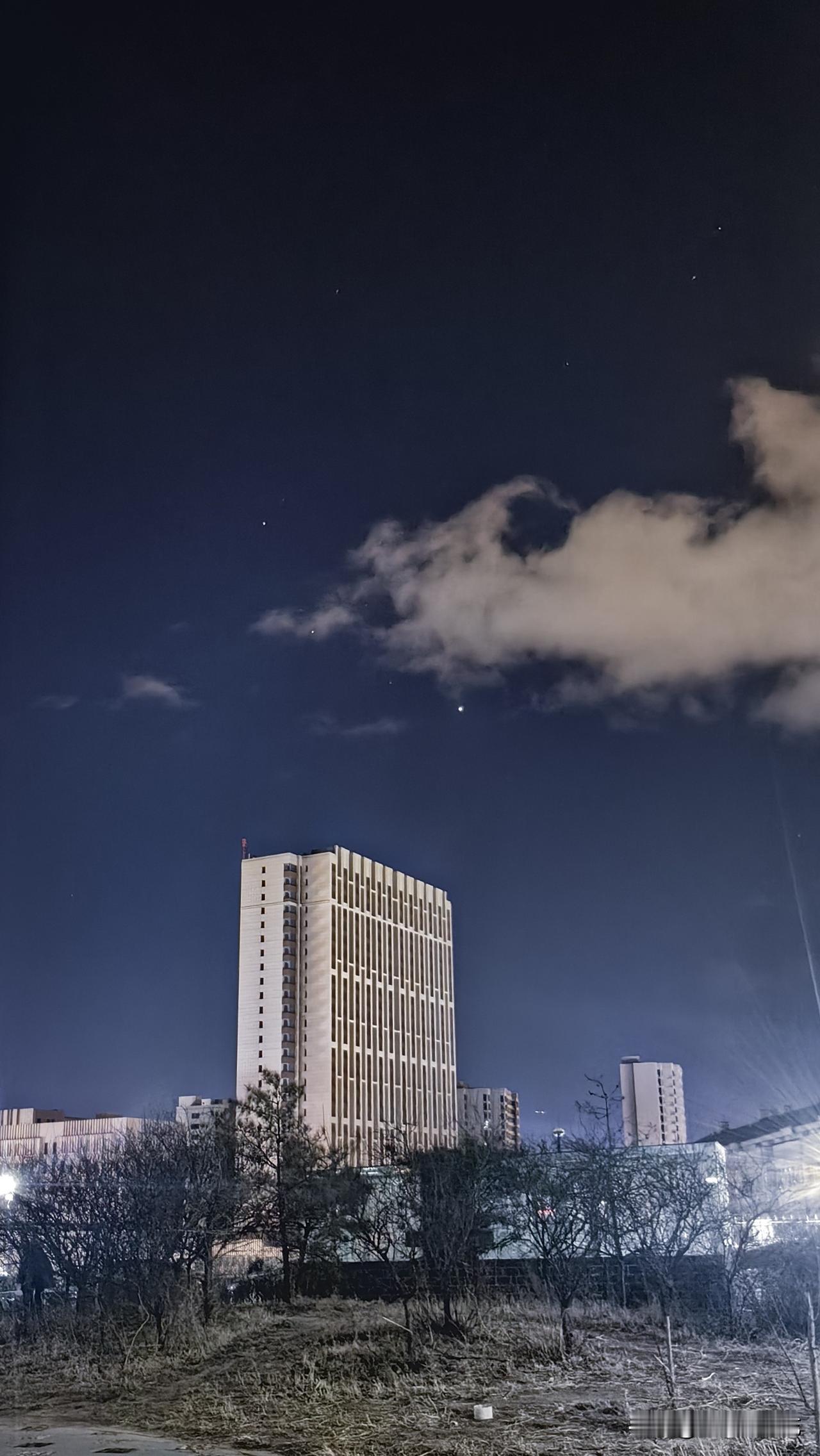 此时此刻张家口市区东边天空好亮的星星，是啥星呢？手机拍于2025年12月10日晚