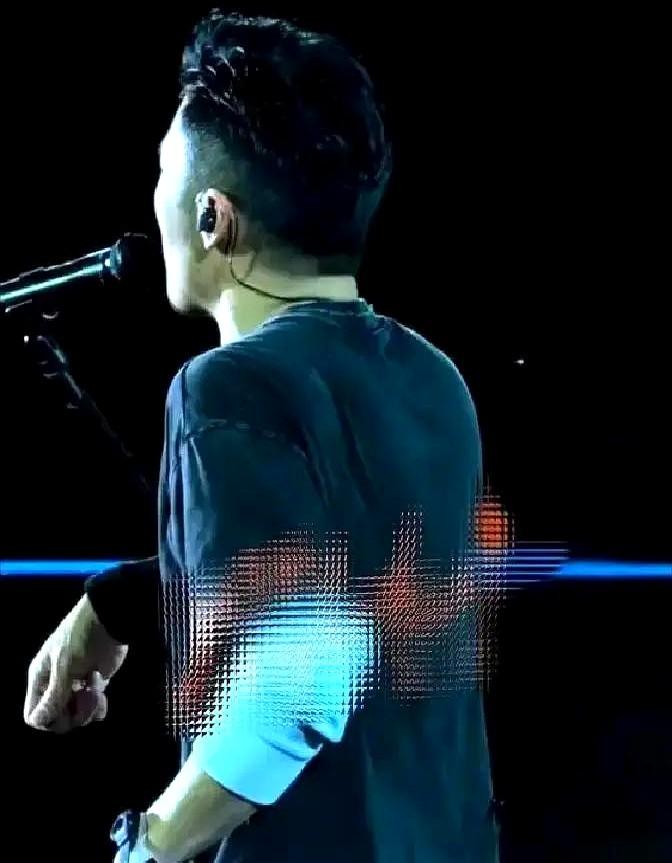 谢霆锋南昌演唱会，台下观众全盯着他的裤裆看。

大腿内侧到裤管一片焦黄痕迹，几万