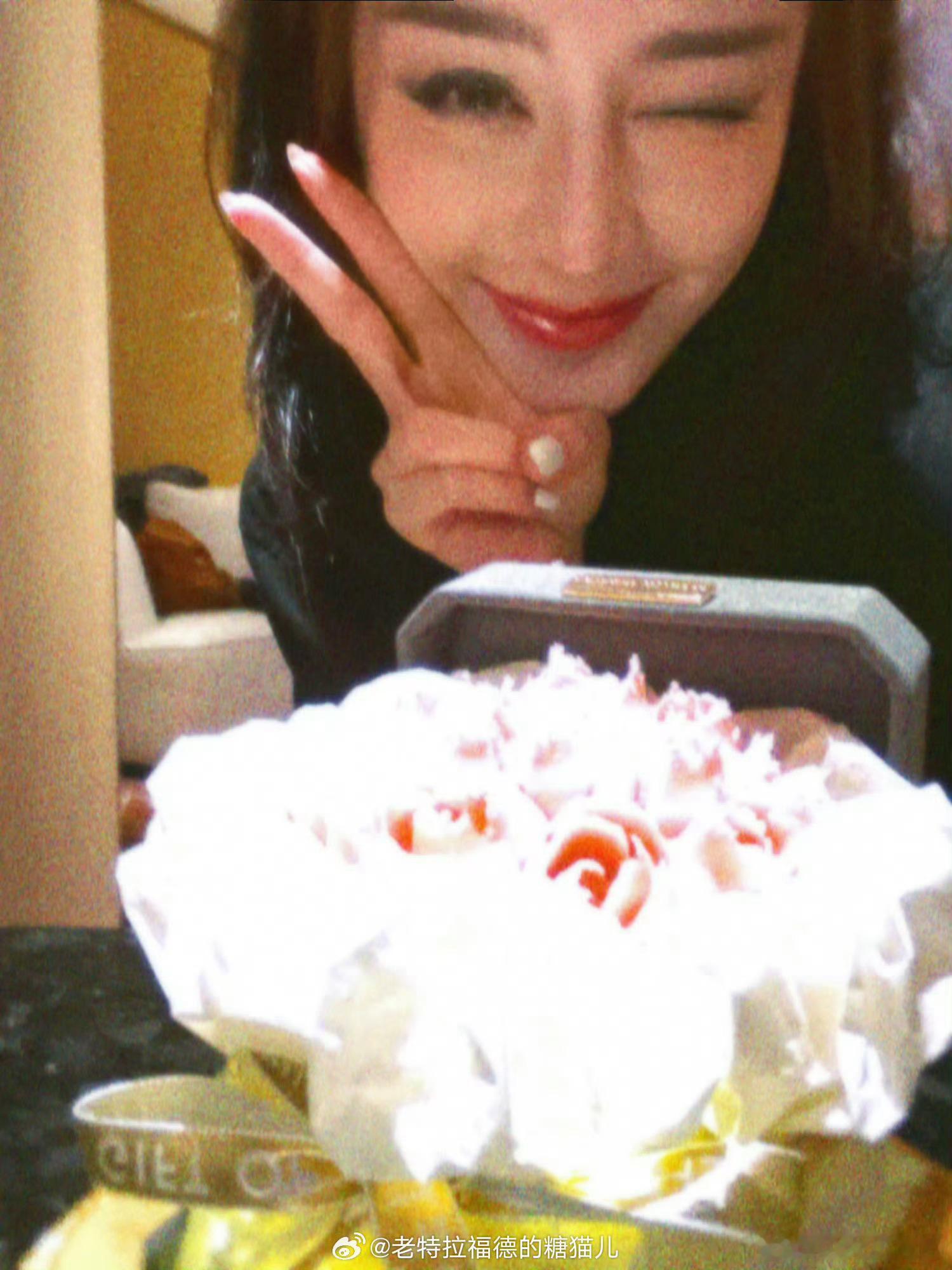 迪丽热巴 我瘦下来很快热巴生日Vlog上线旧照满满的早期氛围感，山歌版生日歌惊喜