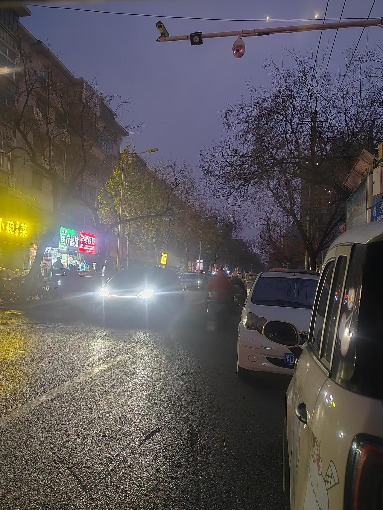 湛河桥以北的这段时间，照明要靠商铺的灯？
之前曾写过早上路灯能否延时，给送孩子上