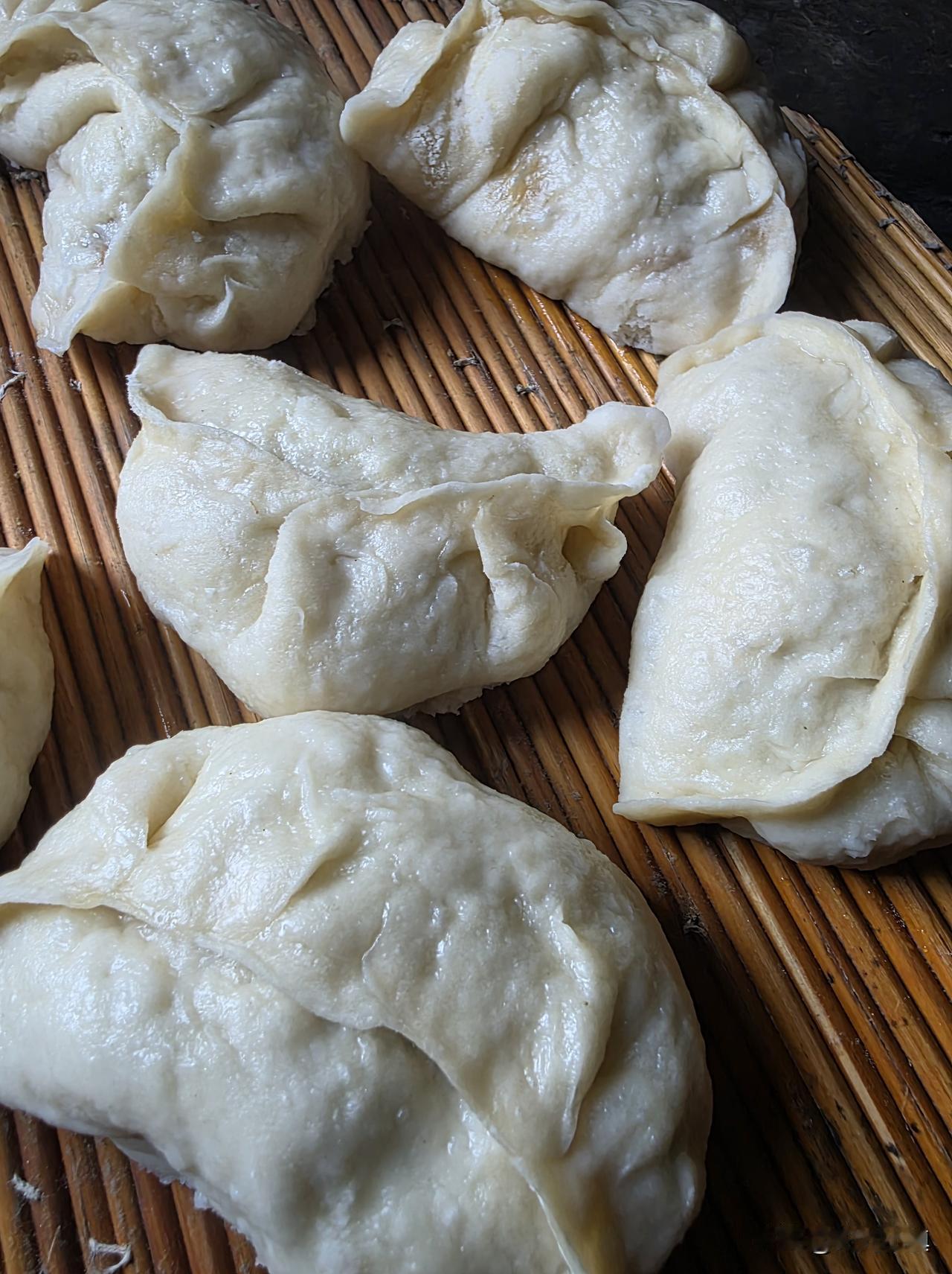 80岁婶子蒸包子……

豆角五花肉的，一蒸就是70多个。蒸来分给大家吃。早上四点