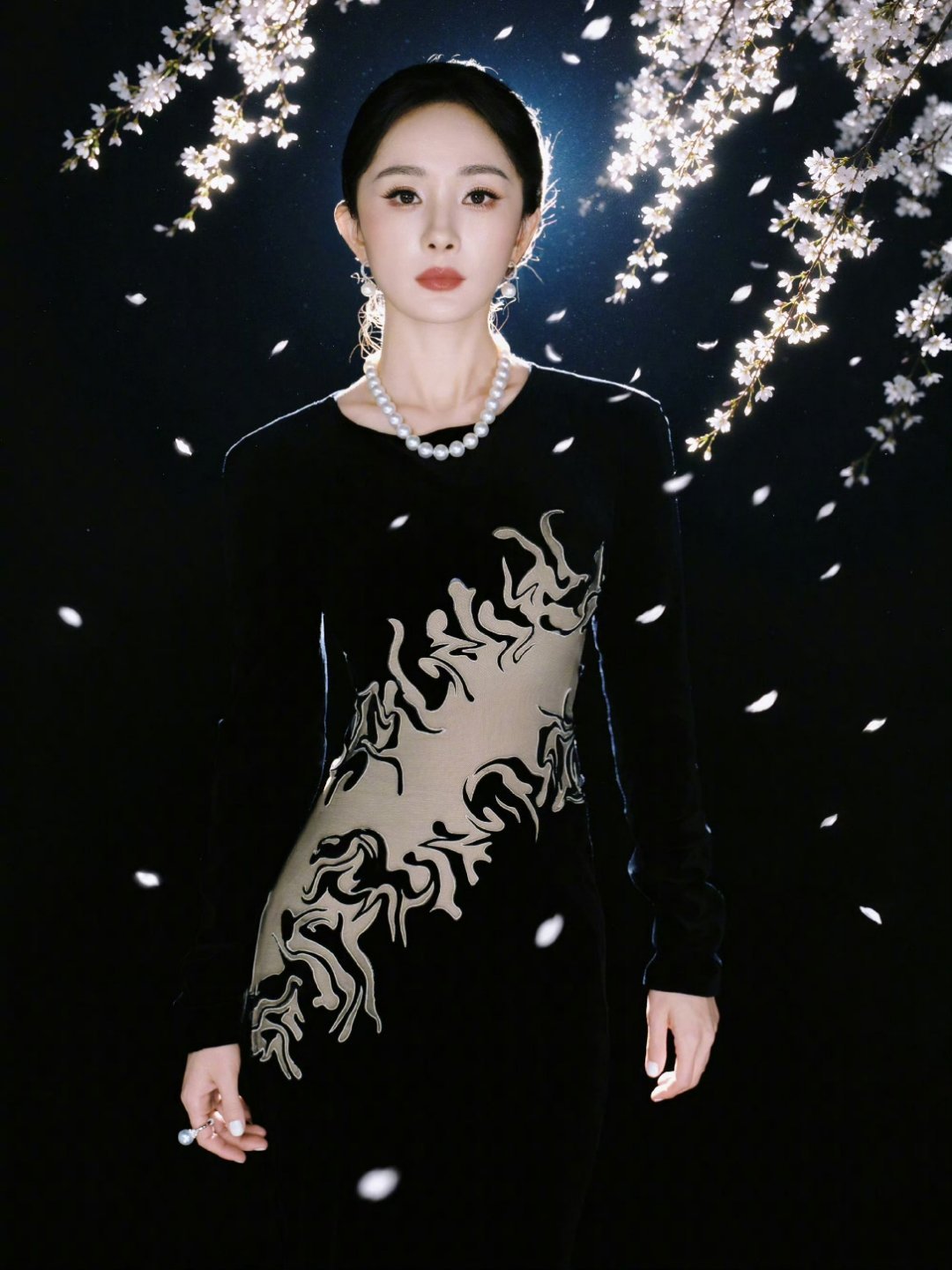 芭莎盛典红毯白鹿开毯杨幂 旷野女王 2026《时尚芭莎》年度盛典红毯上，娱乐圈双