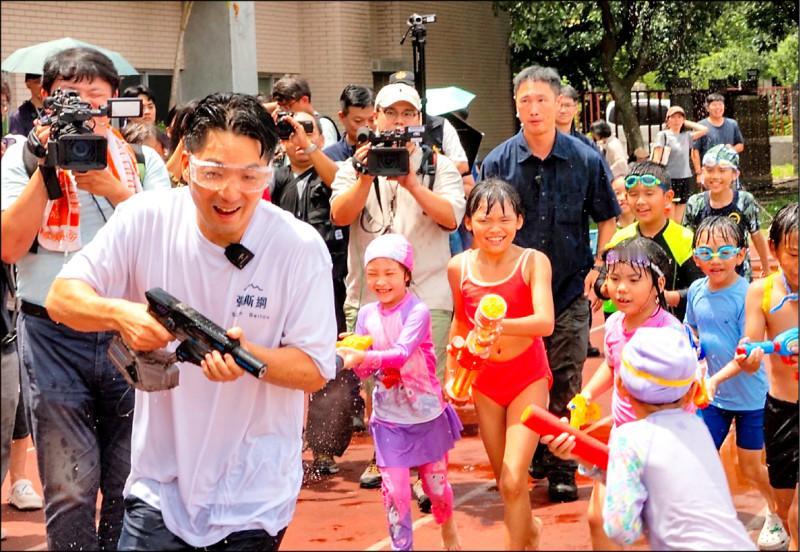 蒋万安周末各地跑 今到嘉义为民众党张启楷站台
台湾九合一选举投票在即，台北市长蒋