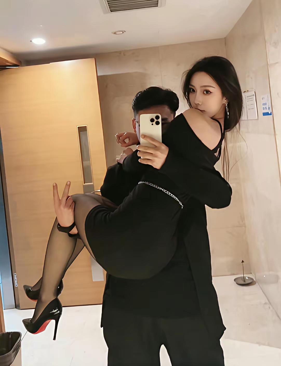 对联
上联：公主抱；
下联：[作揖][作揖][作揖]。