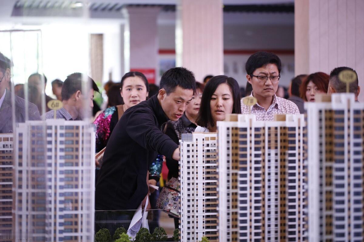 你有没有发现，现在很多人活得累，不是因为不努力，而是因为太想“拥有”一切——房、