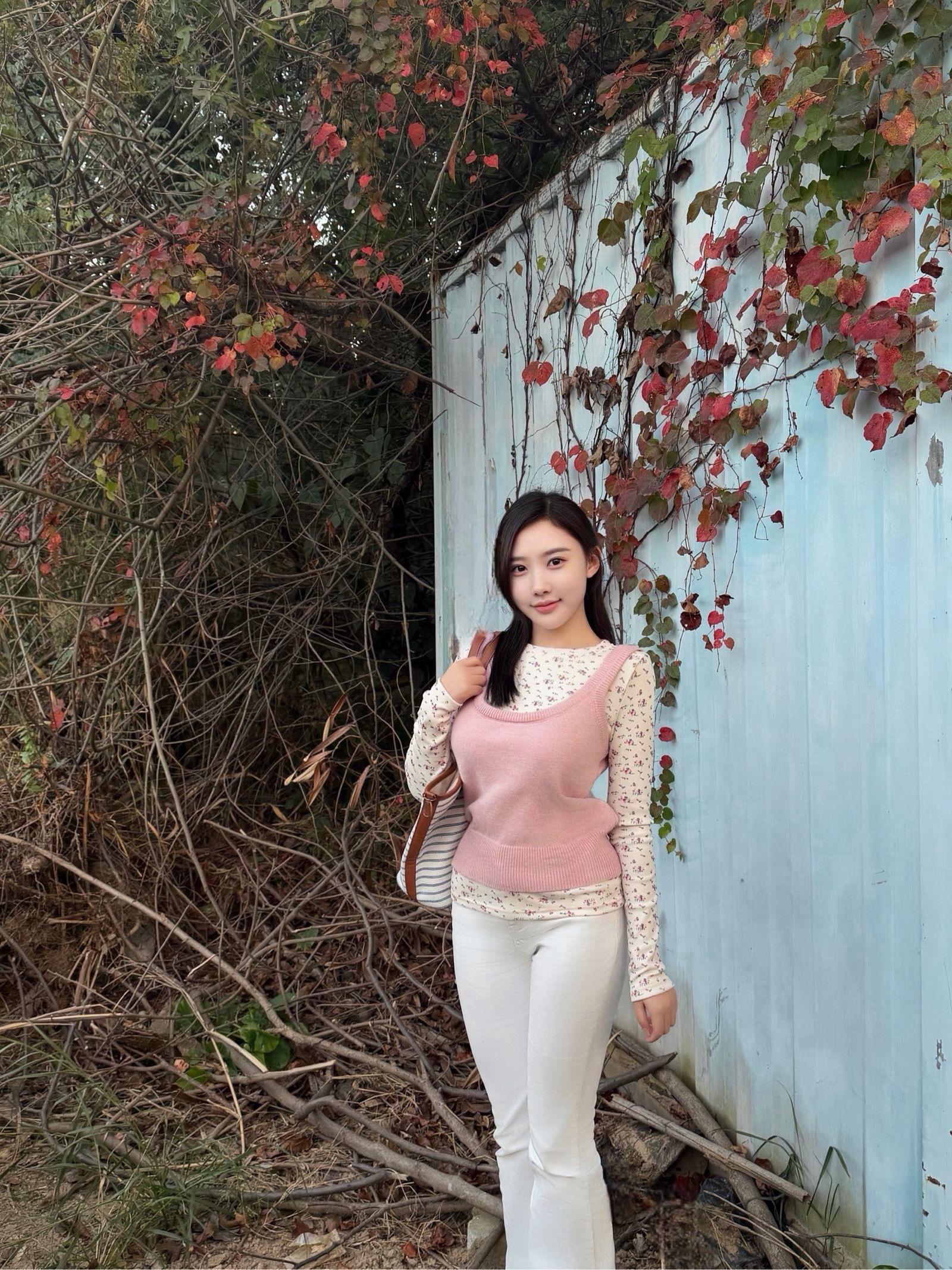 共坠繁花赏风雅，亦真亦假