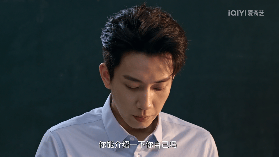 关晓彤王子奇新剧白天不熟晚上拥抱 齐时在外吃尽生活的苦头，最害怕的就是被曾经最熟