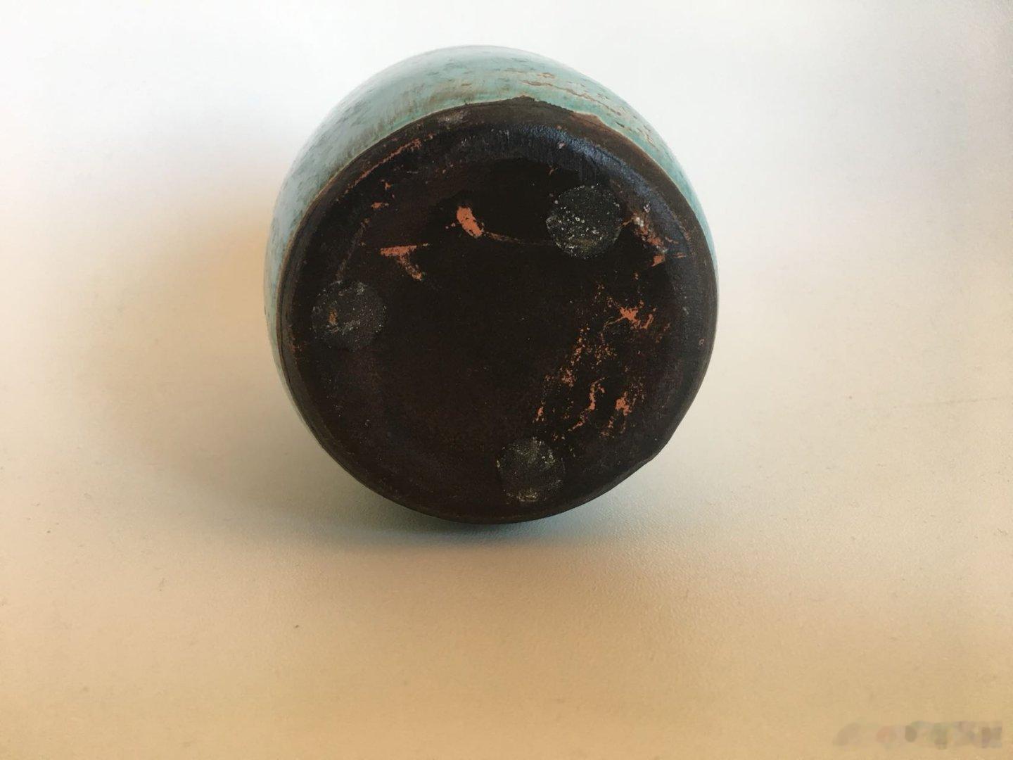 每周鉴赏收藏精品之黄釉小胆瓶        我们看看这两个不明窑口的小胆瓶的关联