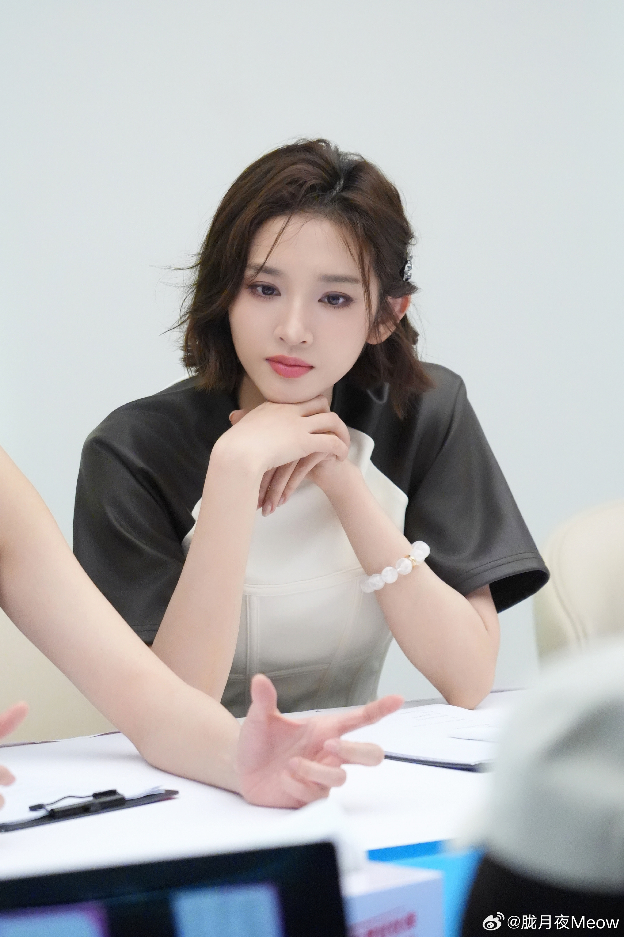 唐艺昕眼里都是对自己清唱的欣赏这波时光buff叠满，唐艺昕单凭清唱就能穿梭回忆，