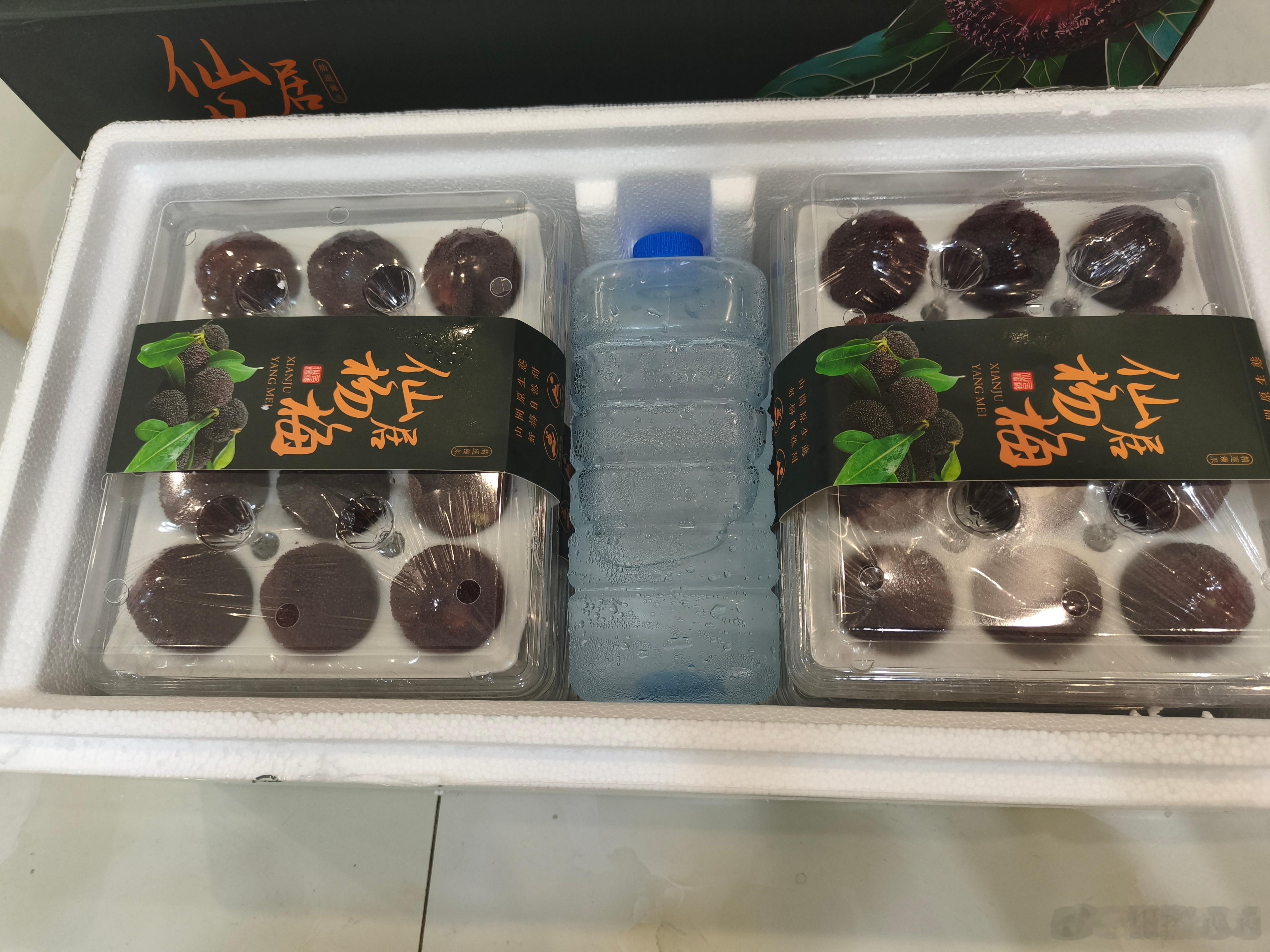 这个仙居杨梅一箱六盒，朋友送的，非常nice！ 编辑补发了一张照片 图四一颗杨梅
