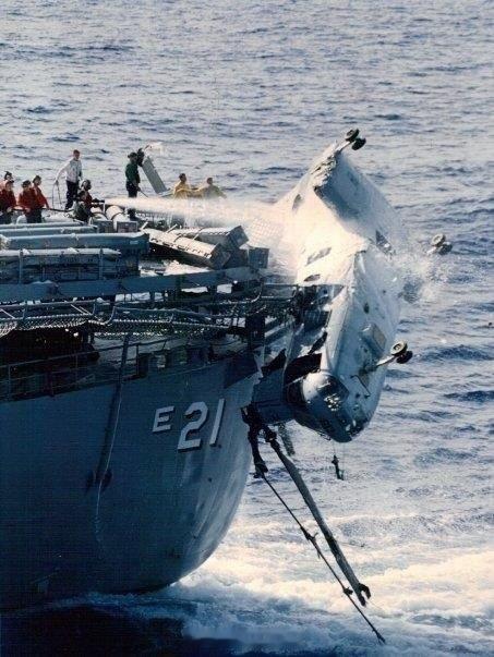 照片中的历史 1992年9月21日，一架波音UH-46D“海骑士”直升机从航空母