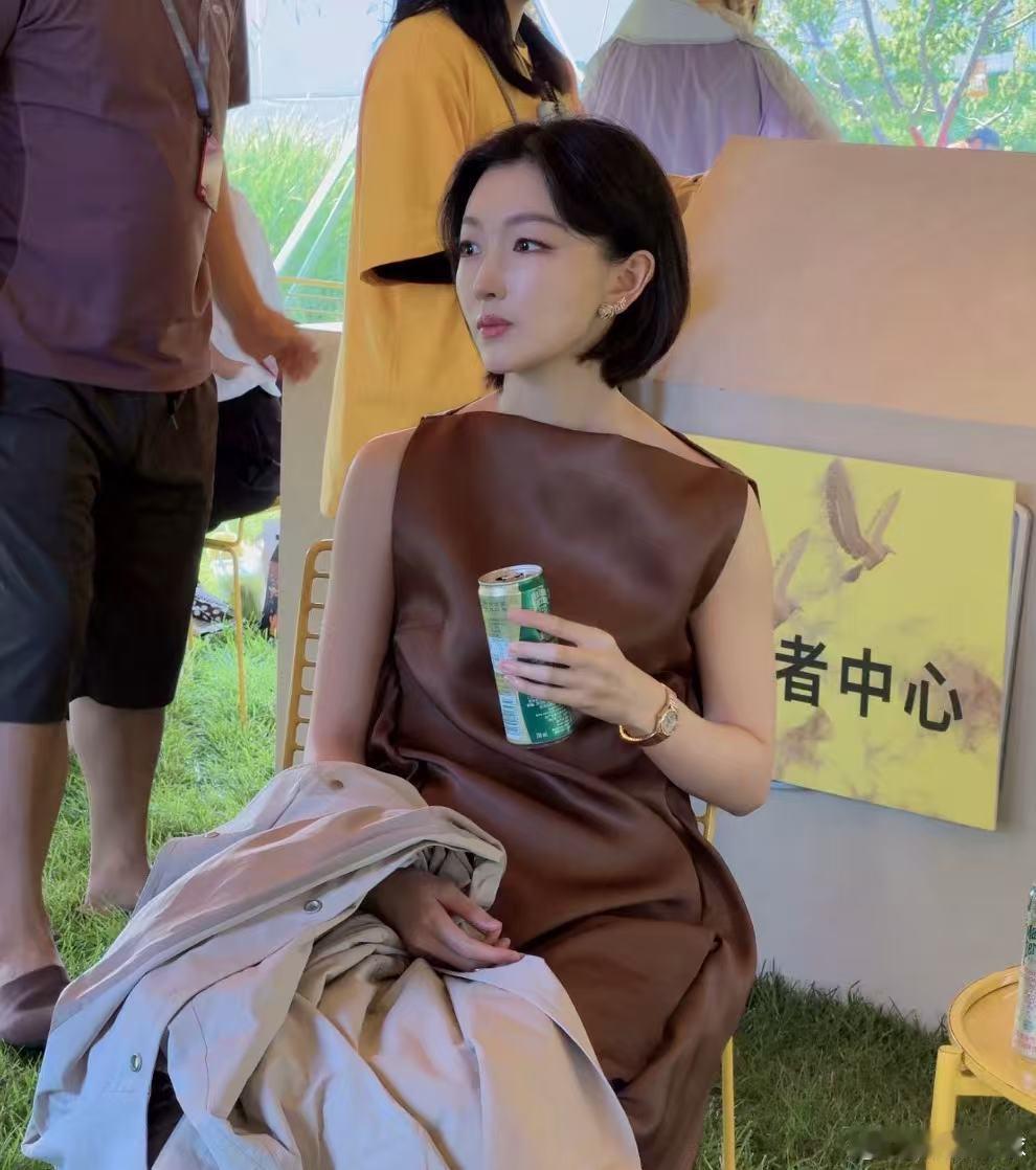 阿那亚偶遇周冬雨阿那亚偶遇周冬雨！阿那亚戏剧节偶遇周冬雨