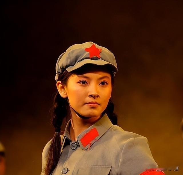 祁连血刃，女连长李开英的绝唱！一家三口奔赴前线，致死未闻骨亲亡，一把军号退敌两百