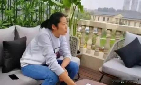 朱婷回家休整，与妹妹打羽毛球，难得的休闲时光！
等到澳门站，我们就可以再次看到朱