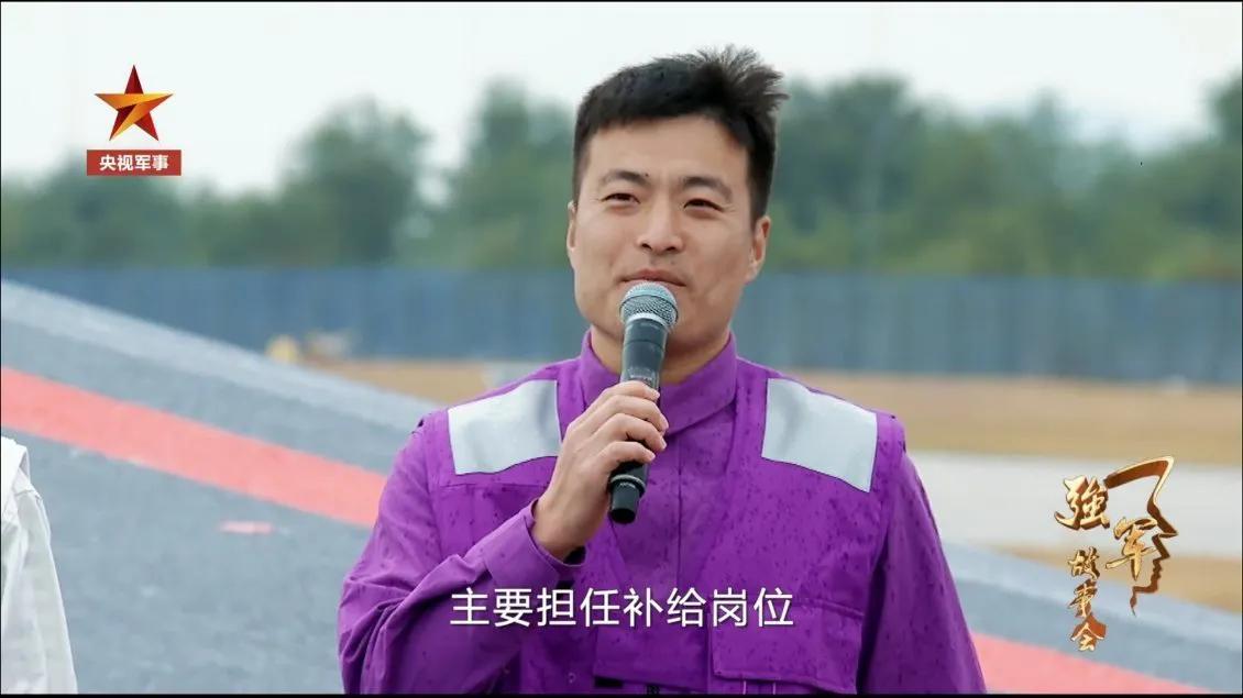 科普贴，航空母舰上的“彩虹”。穿着紫色马甲的，负责补给。穿着白色马甲的，负责安全