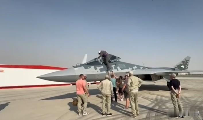 继苏-57Э（T-50-9）和伊尔-76MD-90А之后，雅克-130М也抵达了