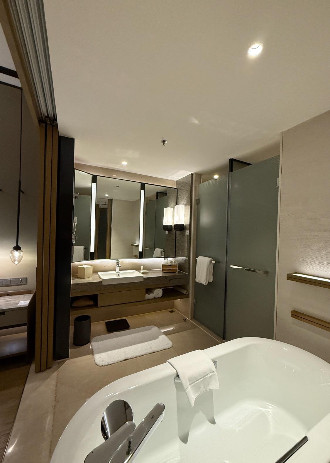 闺蜜度假首选！当落地窗有了意义… 江景一览无余入住万豪酒店啦！该说不说江景还是很