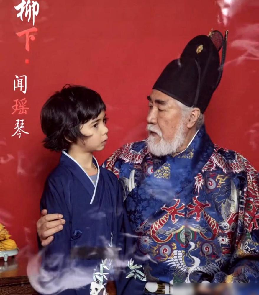 张纪中一家穿汉服拍全家福又引热议。网友调侃他这婚姻是“多财多亿”。
 
有人说这