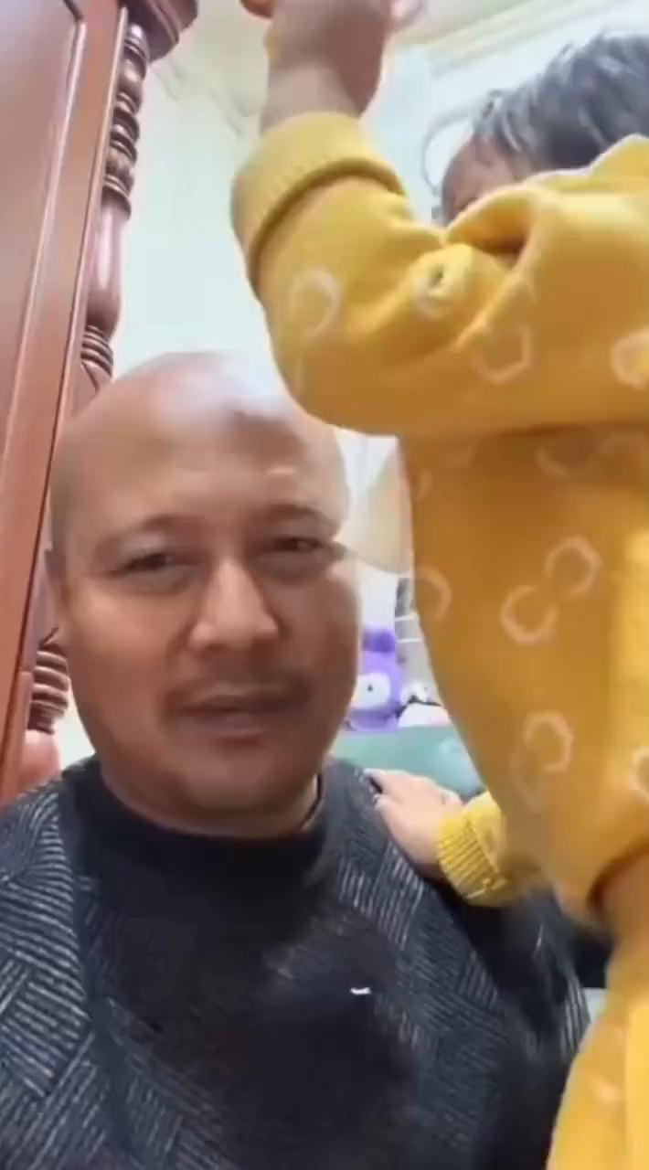 冷冷的玩具在头上胡乱的拍。