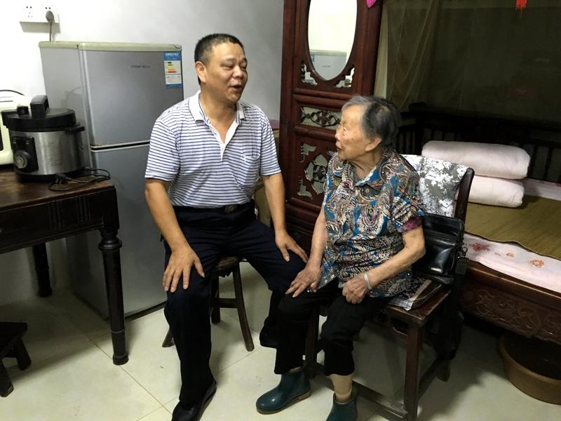如今住家保姆的用工成本着实不低，不少普通家庭都直呼负担不起。
我家邻居赵姐前不久