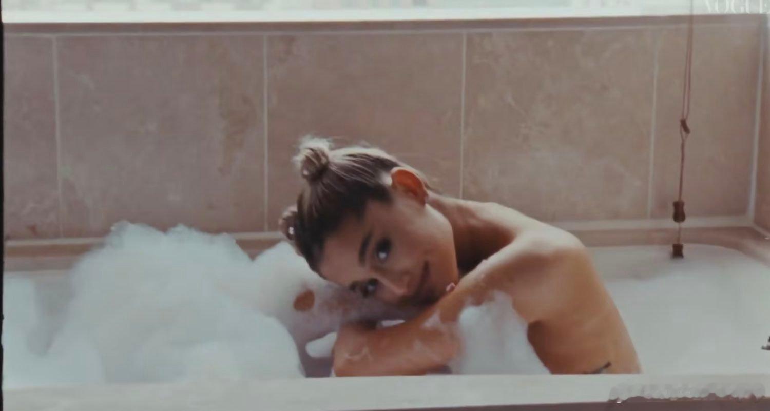 Ariana Grande透露新专辑《petal》的大部分歌词都是在浴缸里创作完