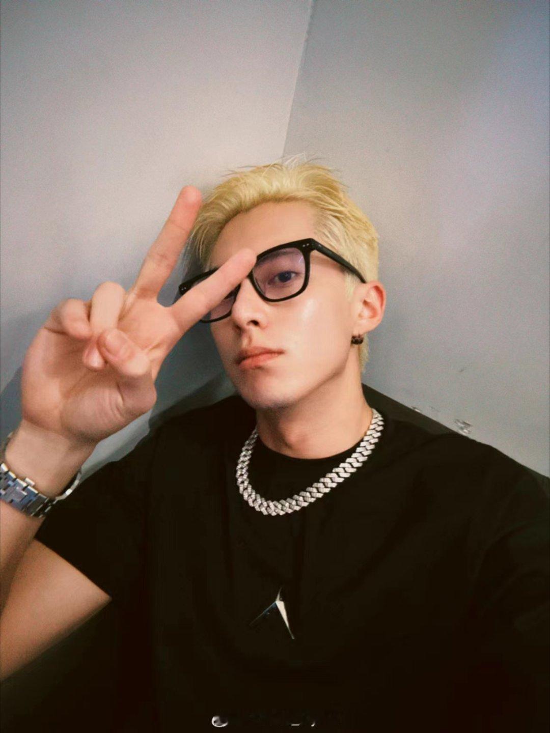 #王鹤棣金发比耶自拍##王鹤棣收工照#王鹤棣收工照，哇塞哇塞 ​​​