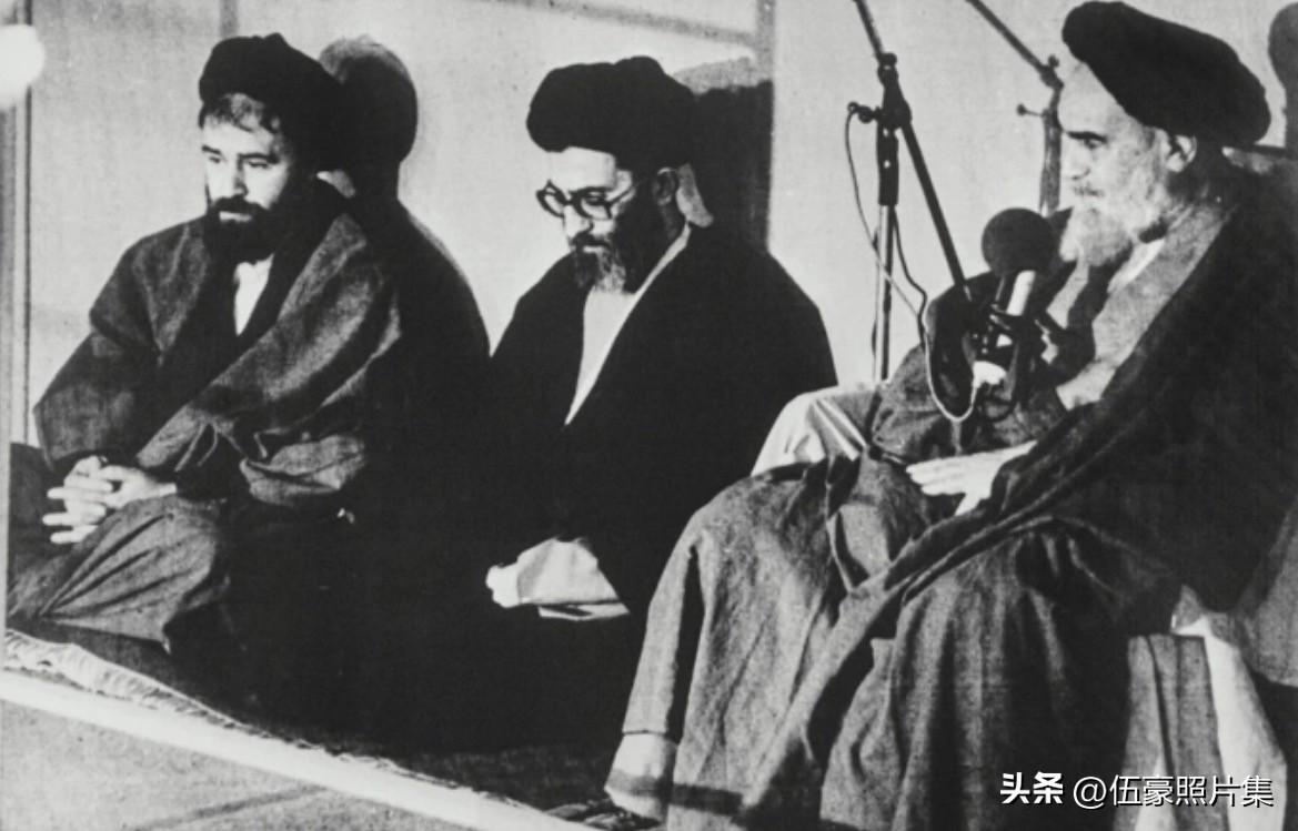 1981年，与白色头巾，恭敬地站在中央，身旁是时年81岁的革命领袖、大阿亚图拉鲁