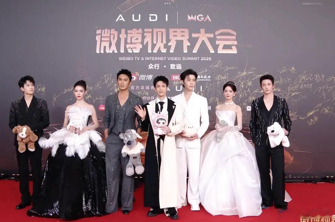 林允跟陈瑶的头真的好小！！ ​​​