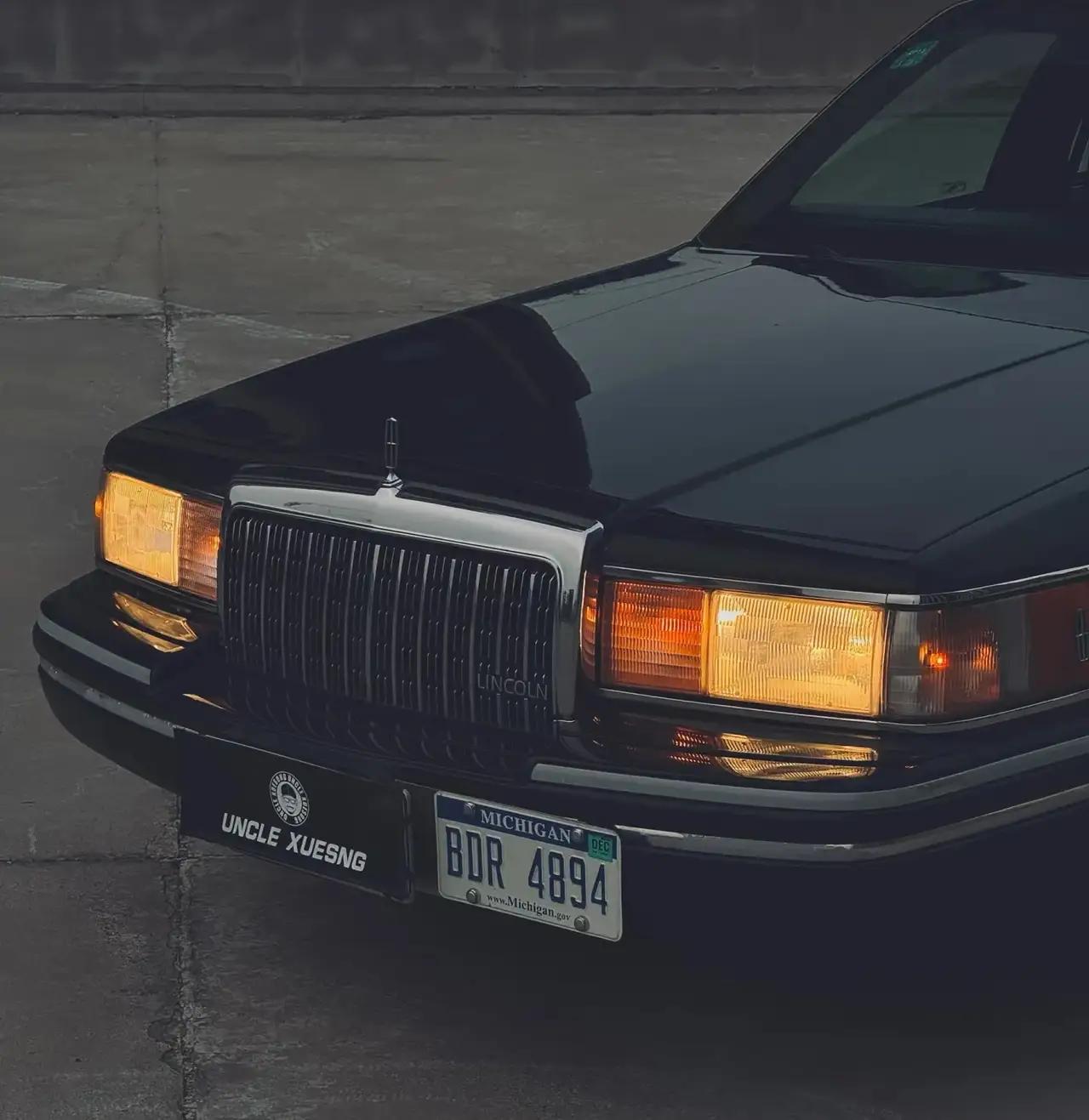 90 年代 的顶美：林肯 城市 二代（1990-1997）。搭载 4.6L V8
