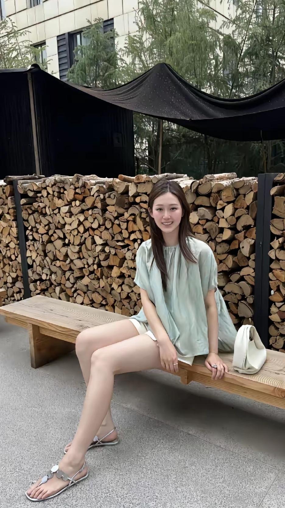 身姿清雅温婉动人
眉眼藏尽温柔风光
这般美好
谁不向往安稳顺遂的日常呢？温婉大方