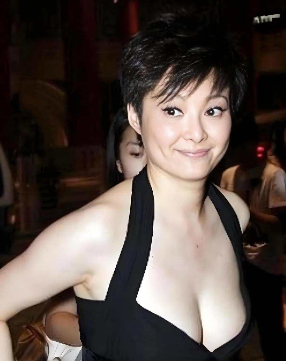 袁立这体态，太有韵味了！
 
丰腴饱满，大气舒展。黑色挂脖裙风情万种，不刻意的美