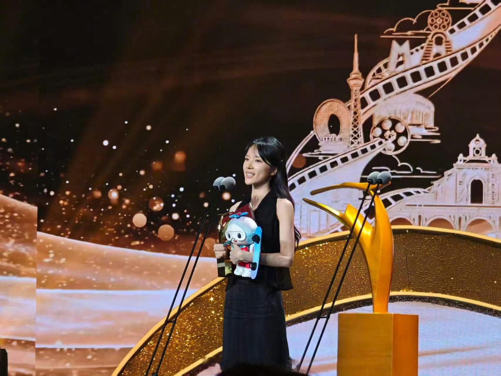 恭喜李思潼拿下金鹿奖影后李思潼金鹿奖影后李思潼第一个影后长春电影节 ​​​
