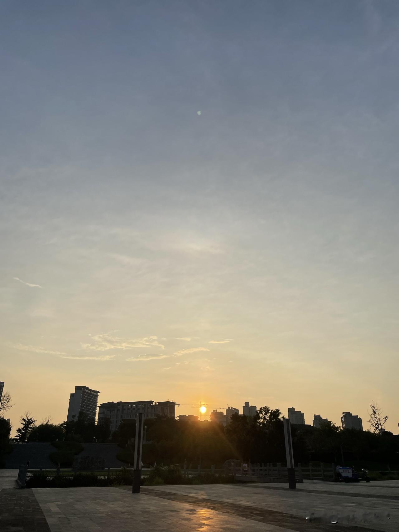 这个是日出哦，虽然看着像日落，可它确实是日出。