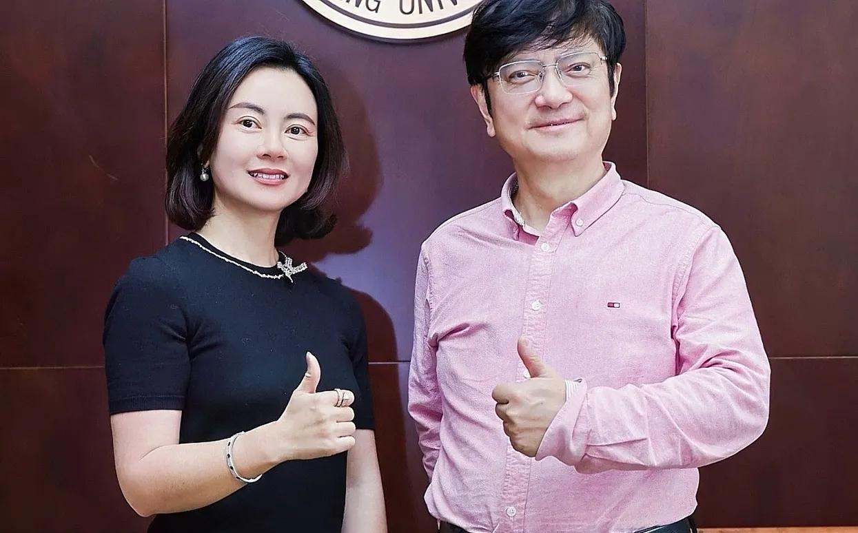 郑强教授近几日发言揭露了某些科技巨头的真实面孔。

他直言研发无人配送车就是和外