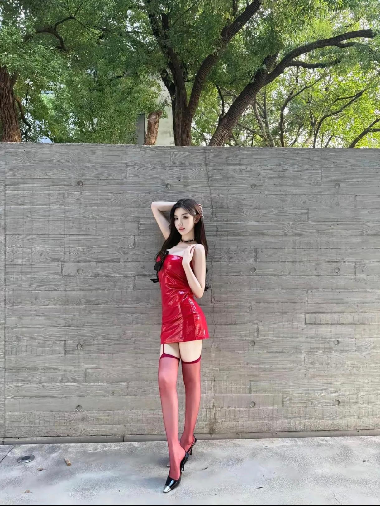 美丽的红裙，红🧦，姐姐！红裙姐姐 红裙女神 红裙户外照 红衣大美女