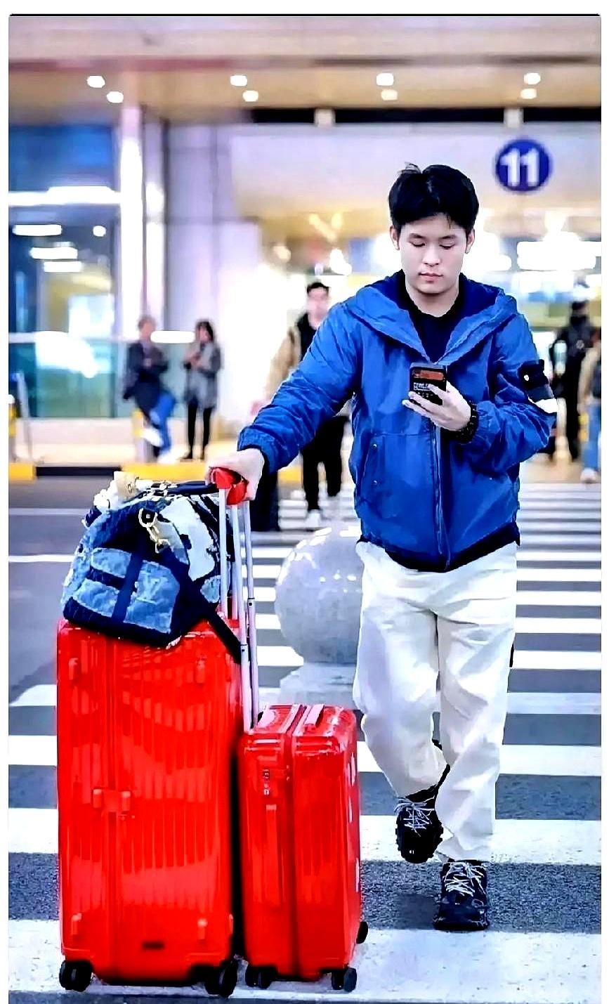 林诗栋今天也回北京了。
 

全运会后他先回海南赴十年之约，刚和兄弟聚完就赶回北