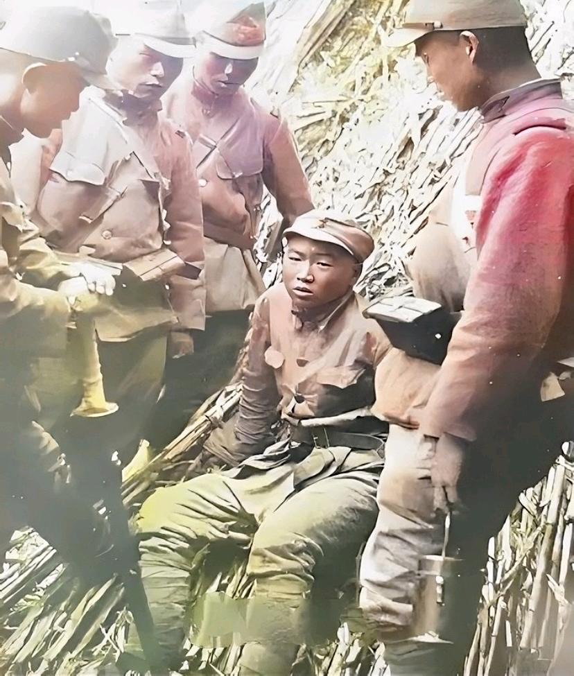 一个日军被打死，另一个日军逃进村民的院子，五名八路军战士紧追不放。这幅追杀倭寇的