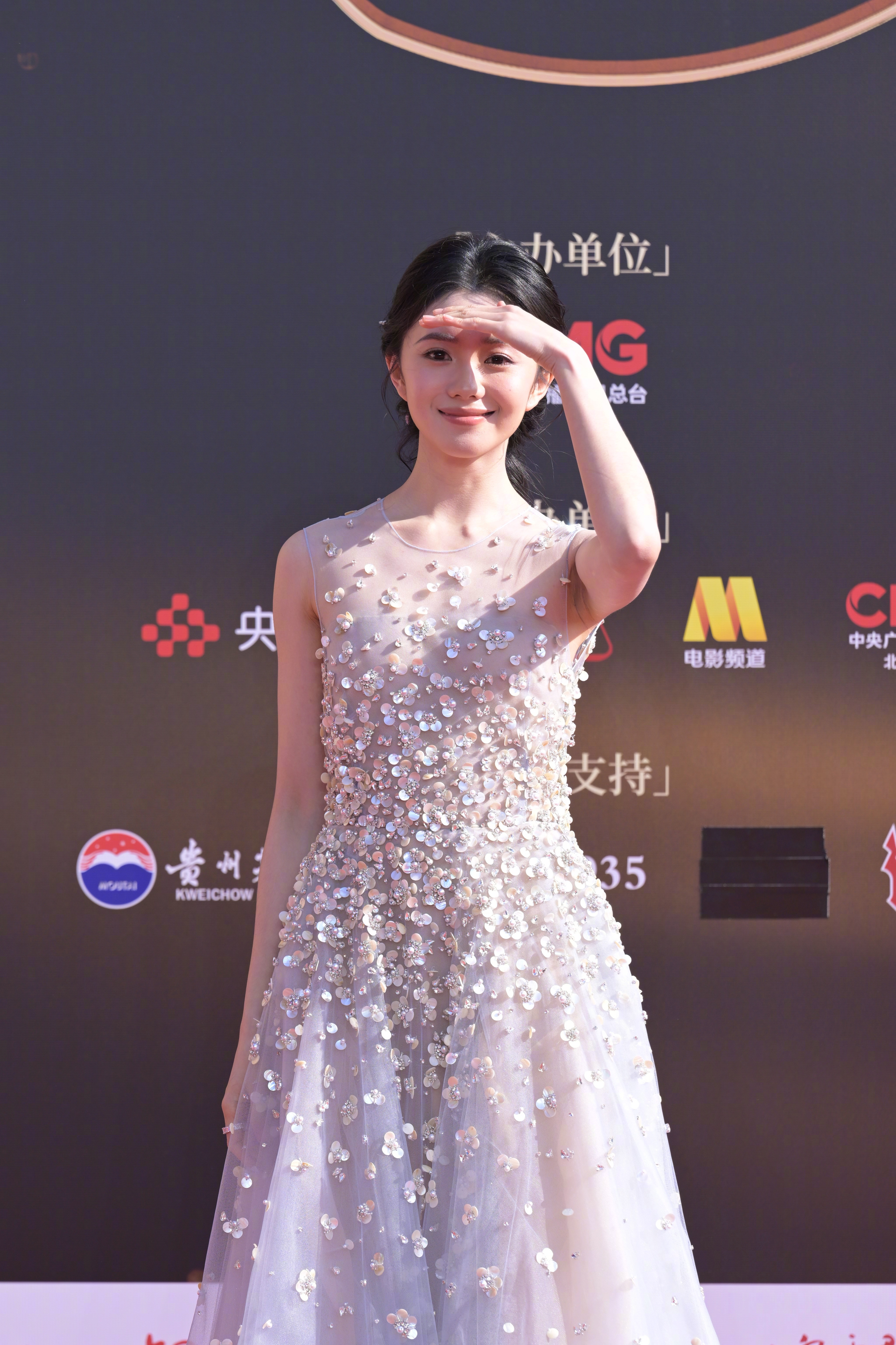 刘浩存今日出席首届CMG中国电影盛典，身着一袭Oscar de La Renta