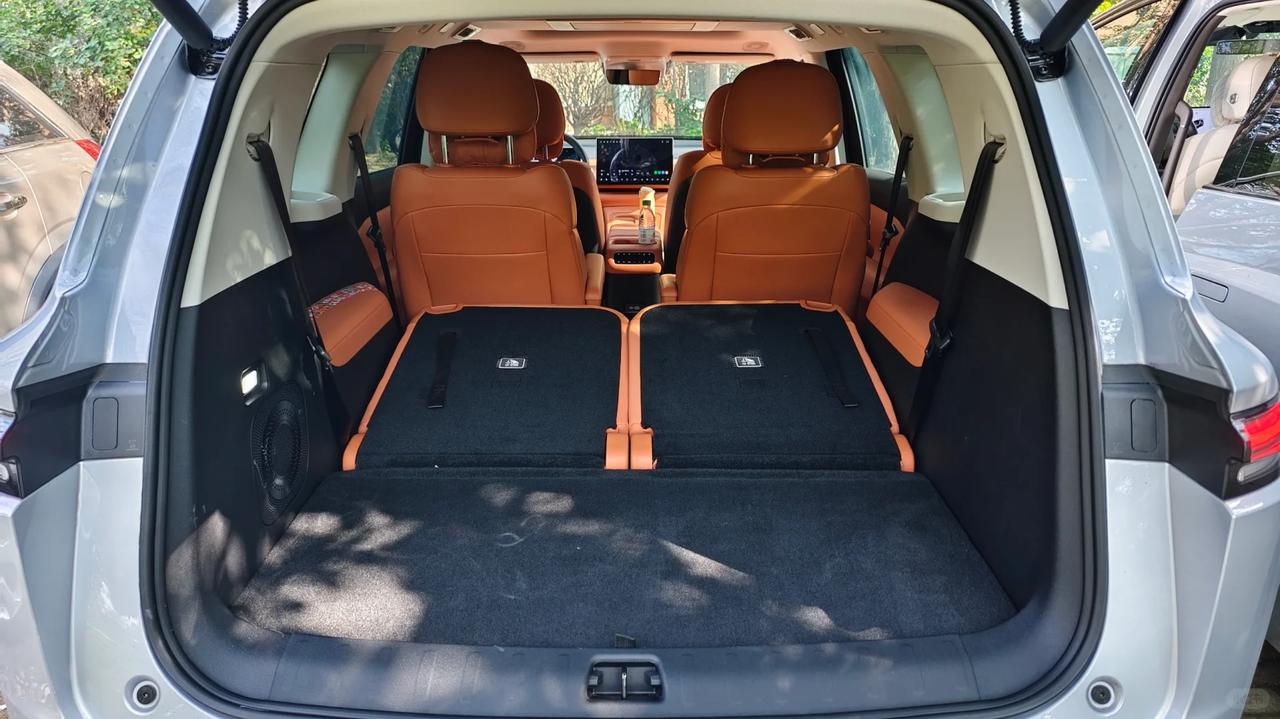 家里三个孩子，老大12岁，老二8岁，老三才3岁。买车时，空间是我最看重的，毕竟要