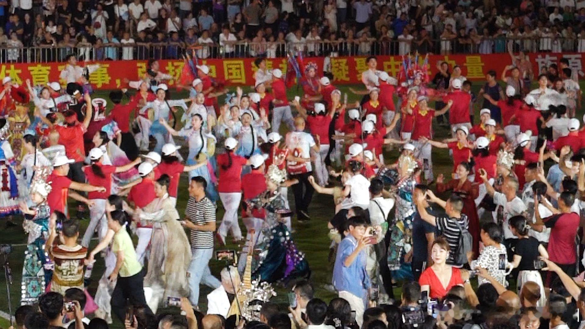 #贵州国潮蹦迪让外国人彻底长见识了#不仅是外国友人，我也好想跟着大家一起跳起来，