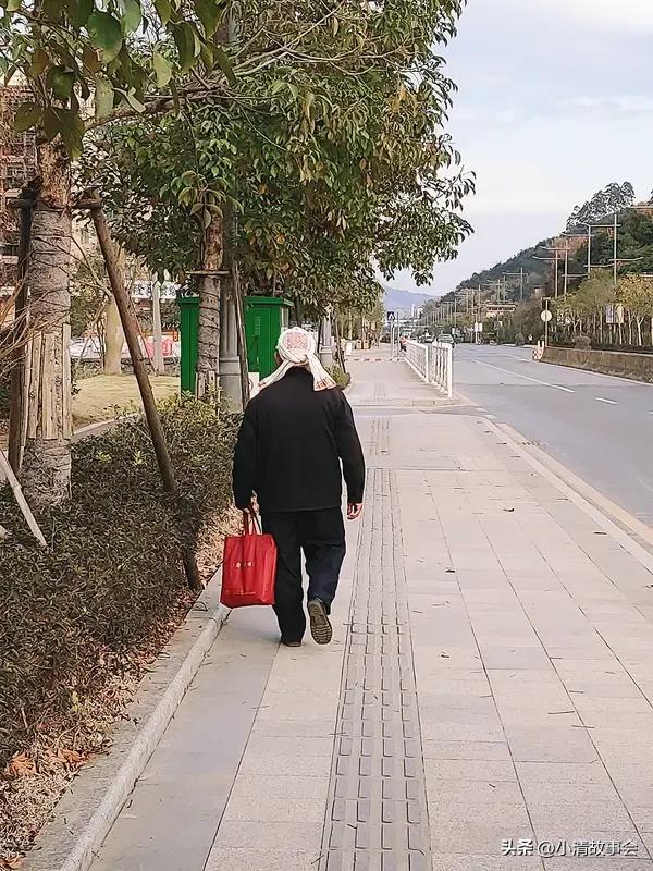 民警暖心救助 最近看到两起异乡老人迷路被民警救助的事儿，真的暖到我了。3月4日晚