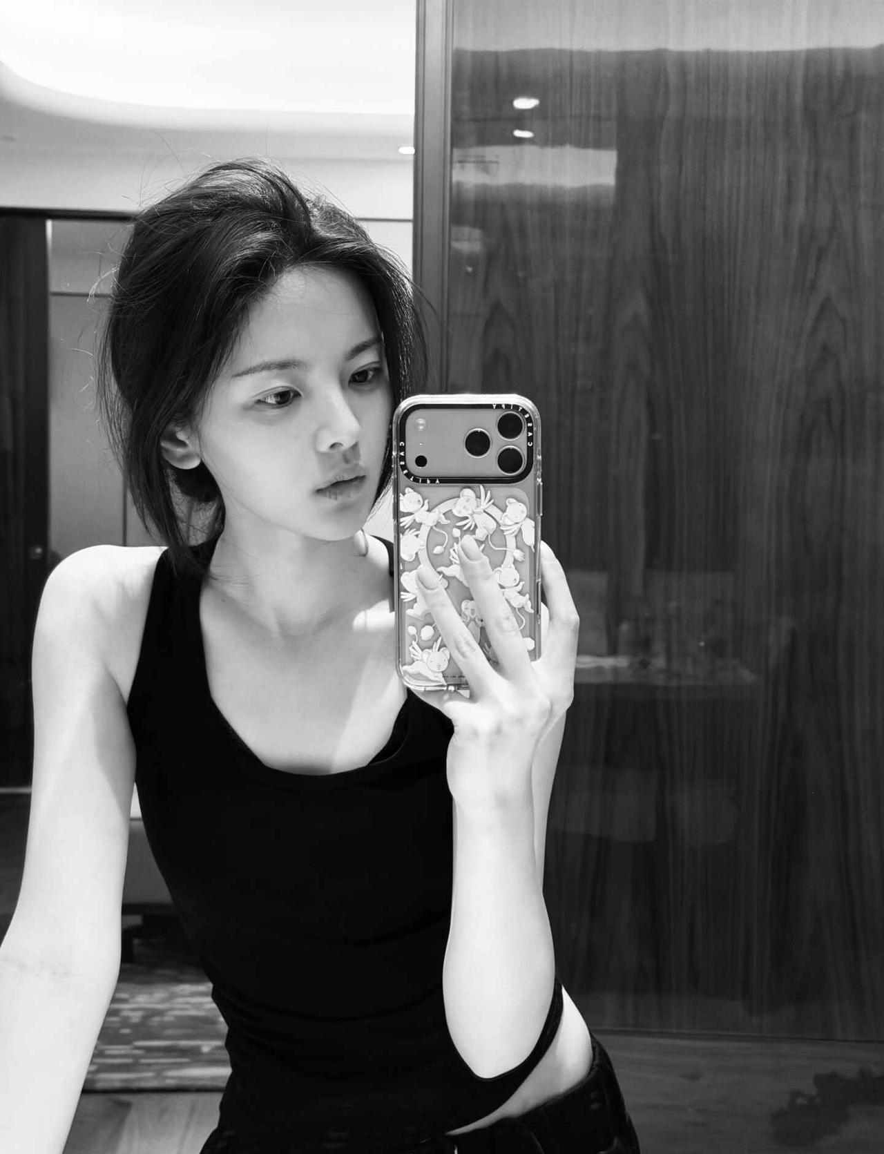 杨超越
杨超越这张照片夯爆了，真的太美了,建模脸