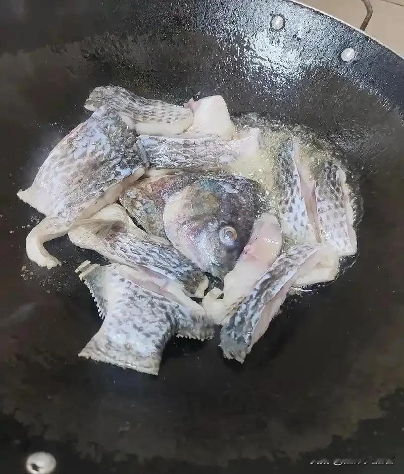 鱼不行，
油不行，
锅子不行，
还是火不行啊，

为啥不完整，光糊锅子呢？[发怒