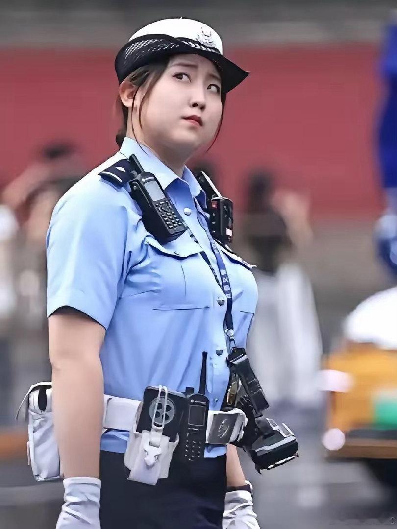 北京鼓楼女交警爆火！23岁苌天天笑容国泰民安，长辈直呼理想孙媳妇在北京鼓楼热门景