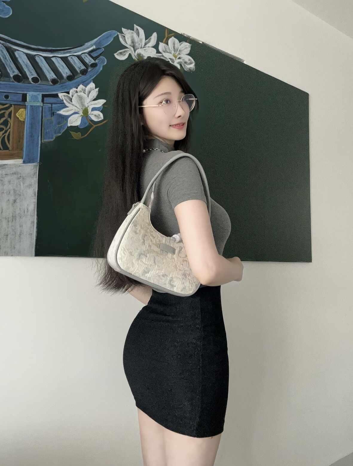 教师小姐姐 | 这样穿好有气质😲
气质优雅，下班穿搭！
职场通勤穿搭 ootd